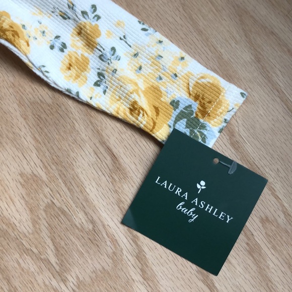 Floral baby jumpsuit romper onesie with hat - Picture 2 of 3